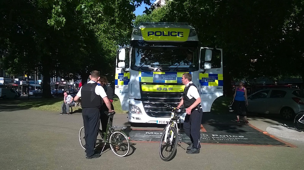 Exhanging Places - Met Police discussing safety with cyclists